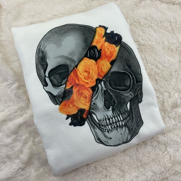 RTS Unisex Gildan Skull and Roses Hoodie Size Large - Picture 1 of 1